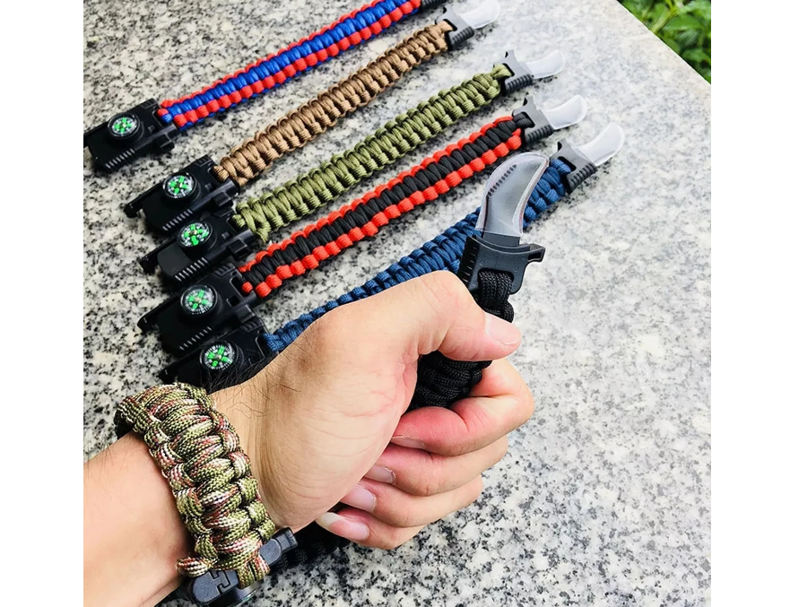 Ausverkauf: Multifunktionales Notfall-Armband mit Messer, Signalpfeife, Kompass und Feuerstein - Survival-Armband - Notarmband - Notorientierung/Notfeuer - Outdoor-Armband - schwarz