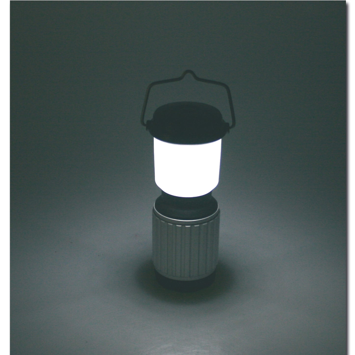 Latarnia zewnętrzna Przenośna lampa kempingowa LED - 1000 lumenów