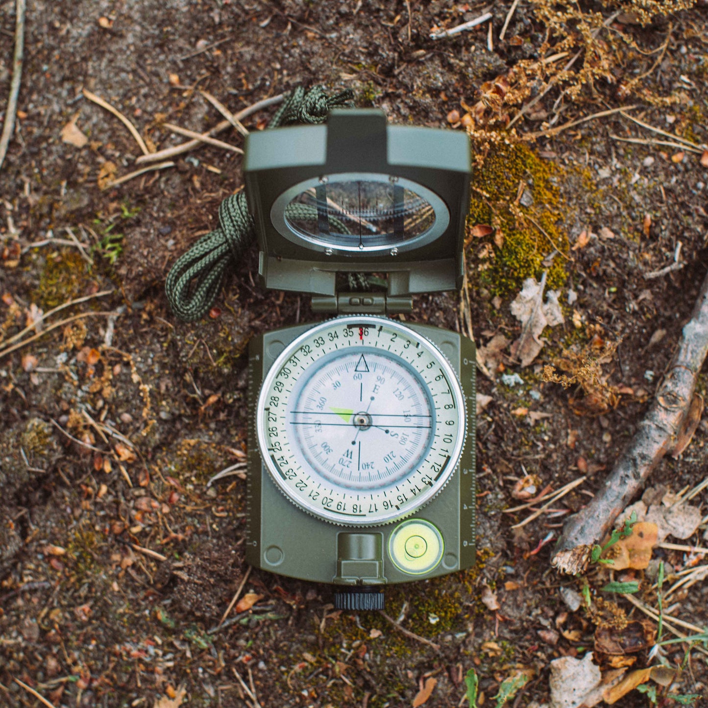 Militärischer Kompass mit Metallgehäuse